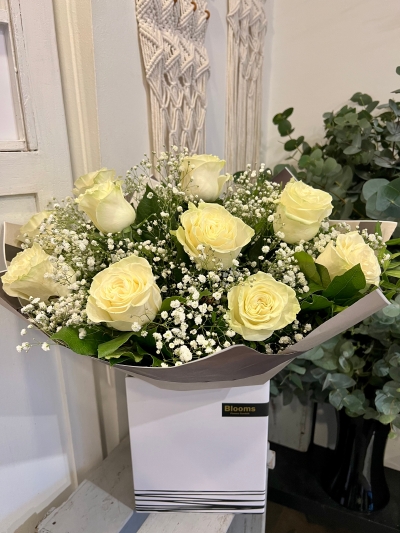 12 White Roses