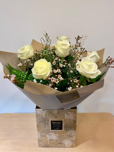 6 White Roses