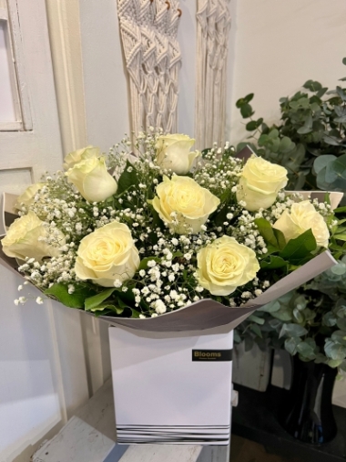 12 White Roses