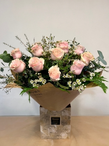 12 Pink Roses