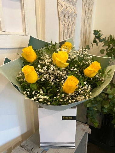 6 Yellow Roses