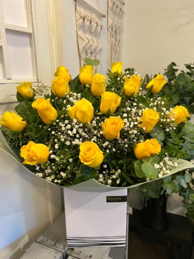 18 Yellow Roses