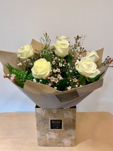 6 White Roses